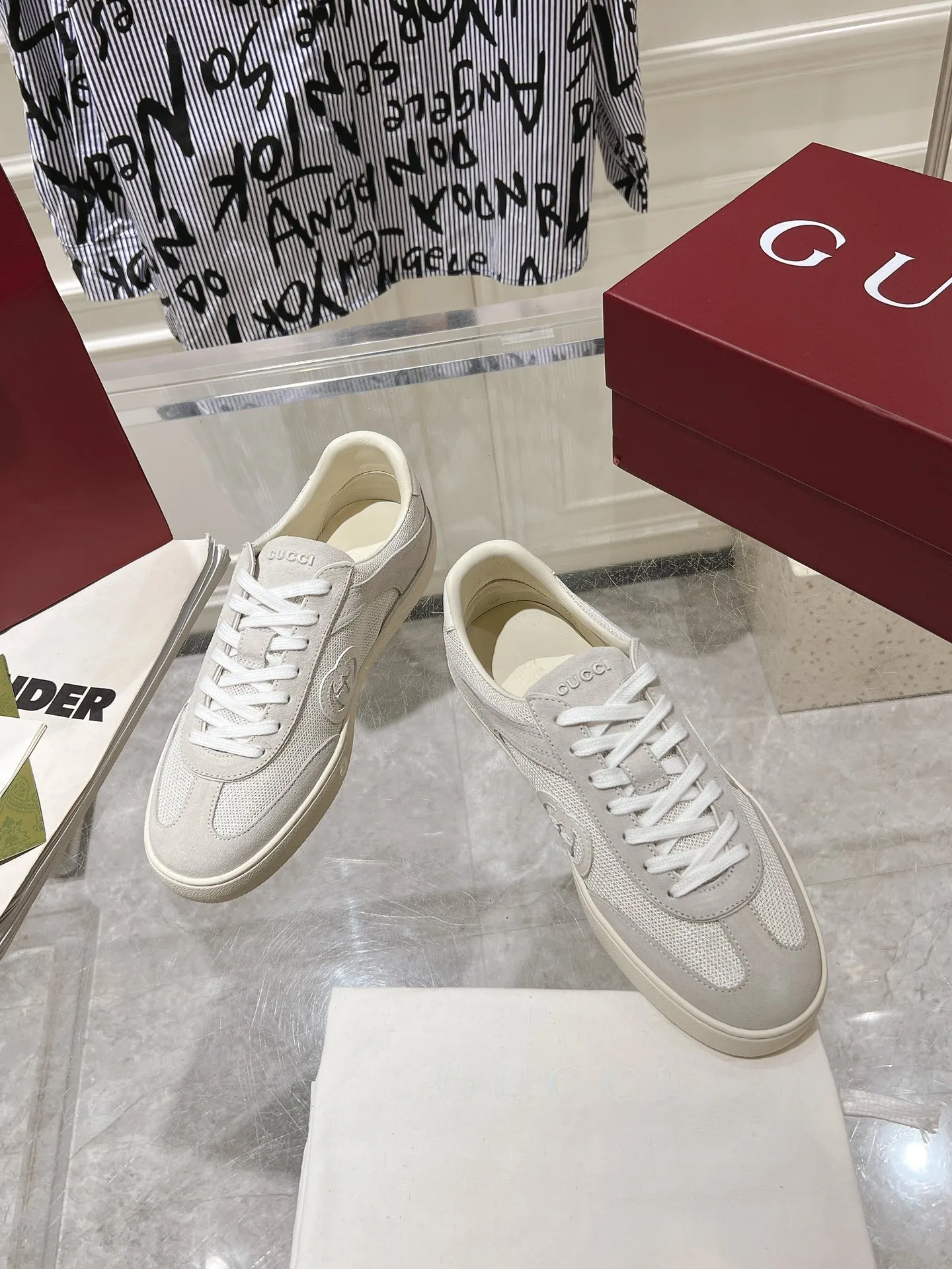 👟👟Ex-factory price 540👟👟Men's size +10 New upgraded version🔥Gucci 2024 new white shoes casual shoes hot recommendation, original TPU soles, original fabrics, original sheepskin lining sheepskin feet🔥Original cover craftsmanship is reproduced one to one! The pursuit of ultimate comfort! 🔥🔥 [Love] Fabric: Imported cow suede + mesh [Love] Packing: Counter-matched red shoe box ➕ Aviation airplane box [Love] Code number: 35-45